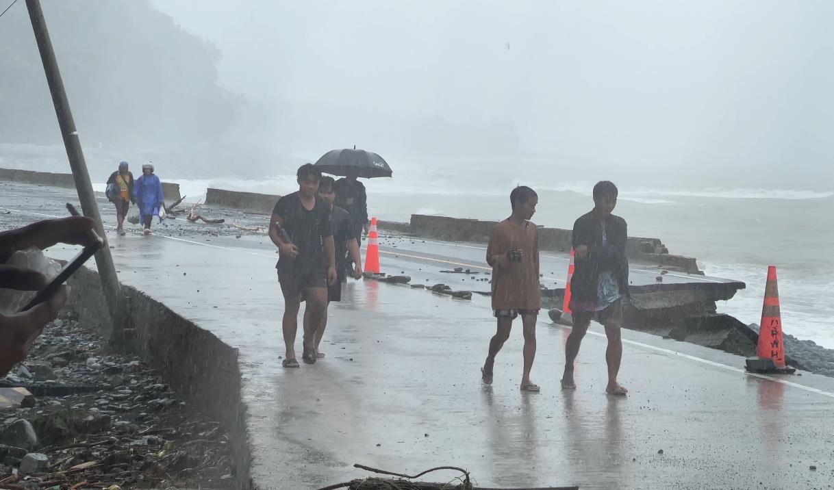 台风“凤凰”已致菲律宾18人死亡 超240万人受灾