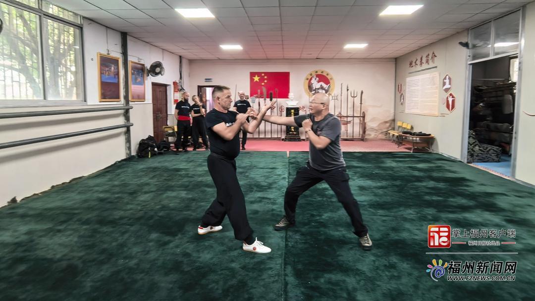 福州不见外丨我在英国教“狗拳”