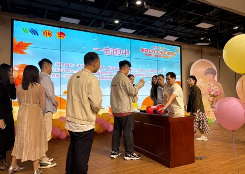 11对!他们在园区牵手! 11对!他们在园区牵手!