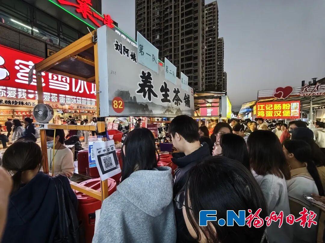 福州一小吃街多个摊位收款码突然“换人”?背后真相让人泪目…… 福州一小吃街多个摊位收款码突然“换人”?背后真相让人泪目……