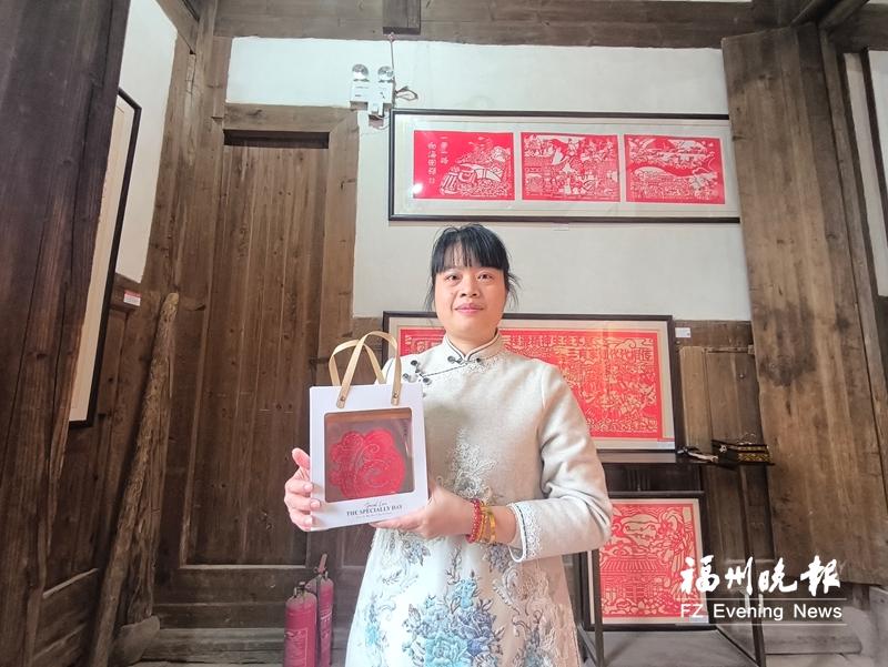 用特色剪纸文创作品诉说非遗与乡愁 闽侯艺人福字剪纸传情海内外