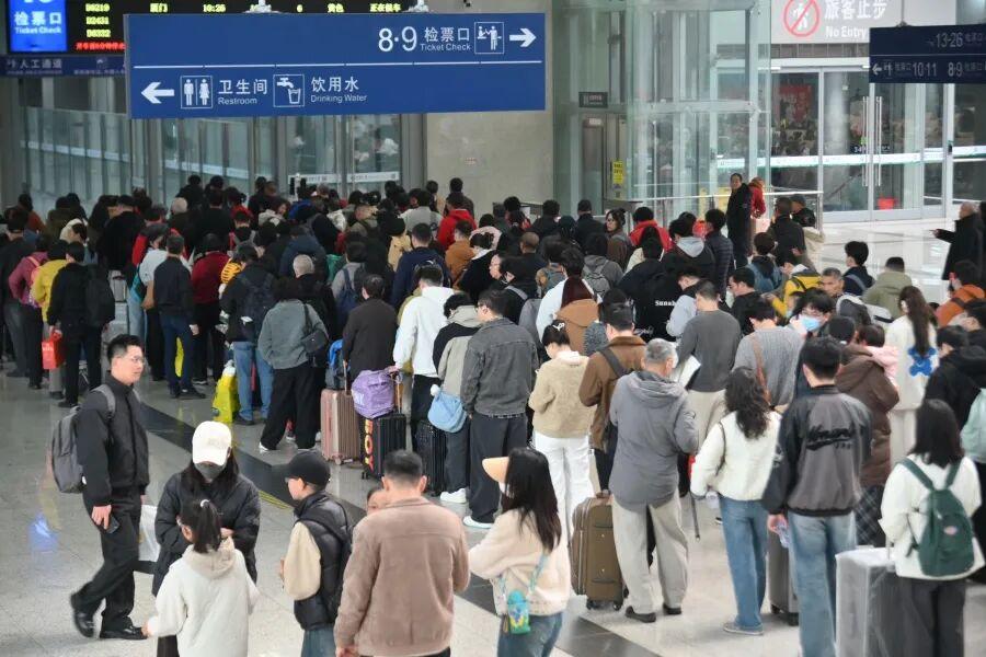 福州火车站14日迎来节前客流最高峰