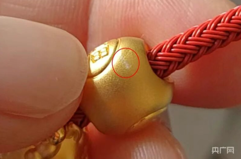 足金挂坠检出铁？监管部门已介入，周生生最新回应