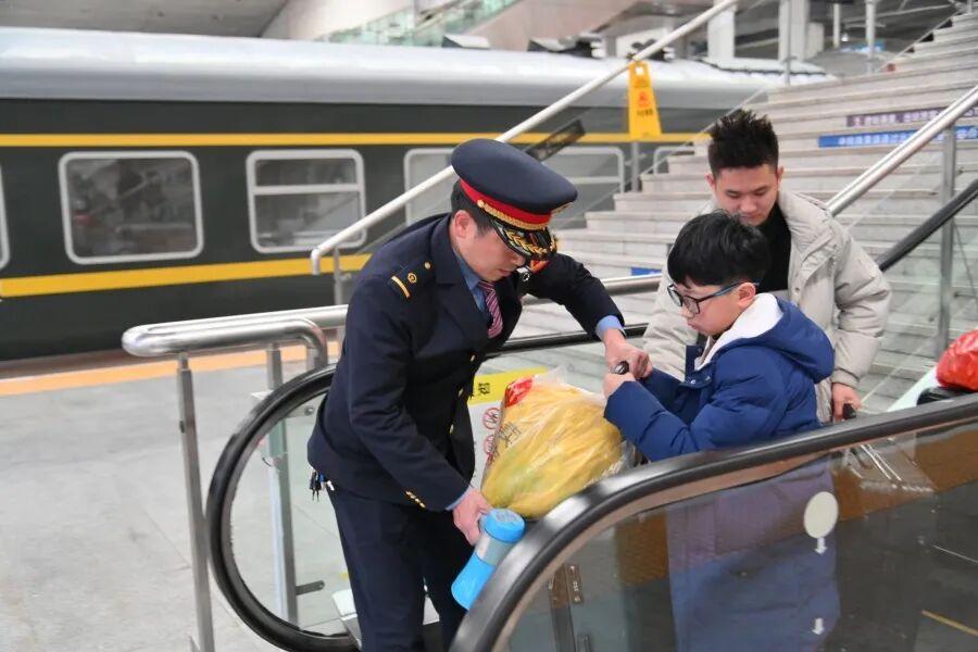 福州火车站14日迎来节前客流最高峰