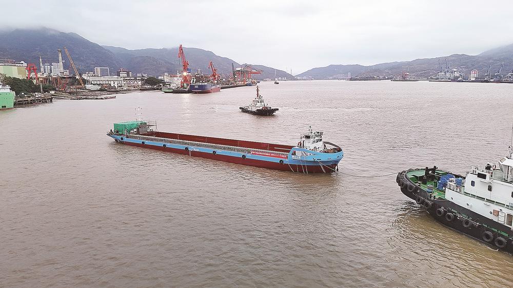 闽江首艘千吨级多用途电动集散船下水