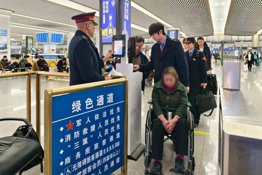 春运第十日高峰延续 福州火车站客流连续多日稳居12万人次