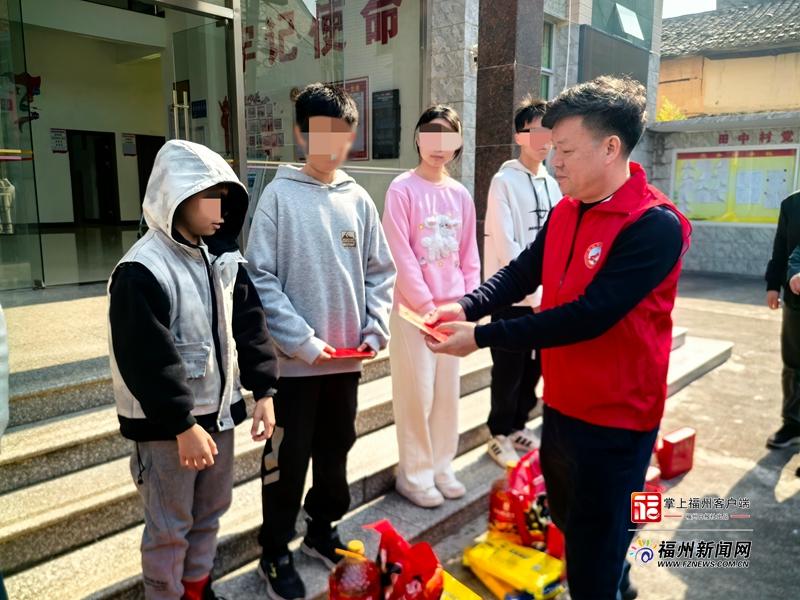 市民政局联合福州市吉安商会赴闽清县白中镇田中村开展春节慰问活动