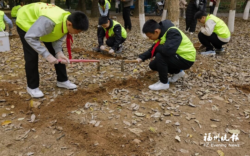 福州：学生进公园 参与绿地养护