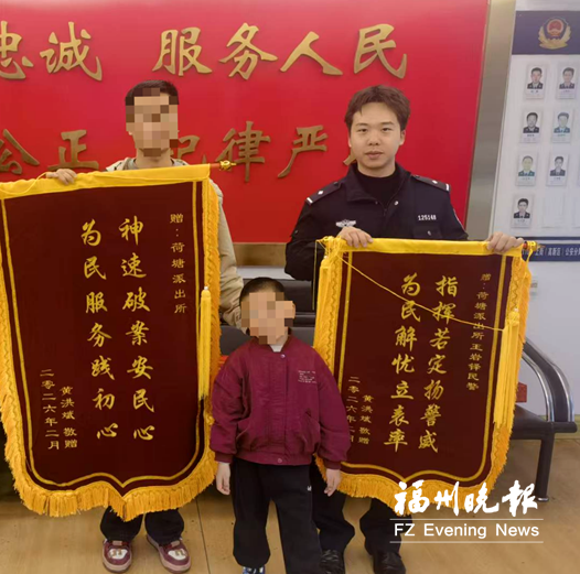 男子开车遗失背包 警民接力物归原主