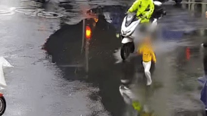 幼童独自离家横穿马路 交警护送平安回家