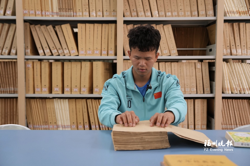 中国盲足主力袁子棋为闽超开球 17岁少年黑暗中“踢”出亚洲冠军 中国盲足主力袁子棋为闽超开球 17岁少年黑暗中“踢”出亚洲冠军