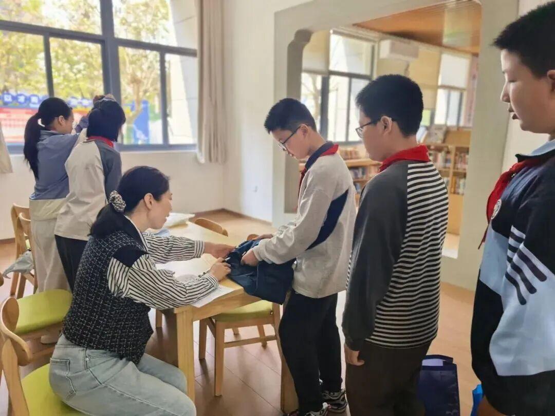 晋安：旧校服循环传暖，爱心永续校园