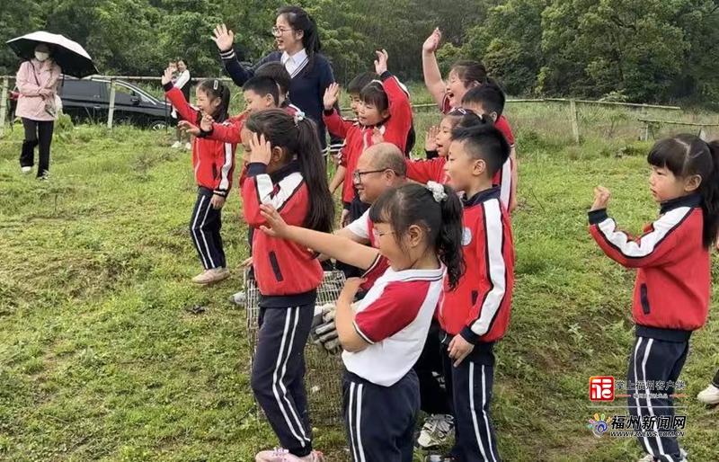 幼儿园来了一位“稀客” 孩子们的反应太治愈了