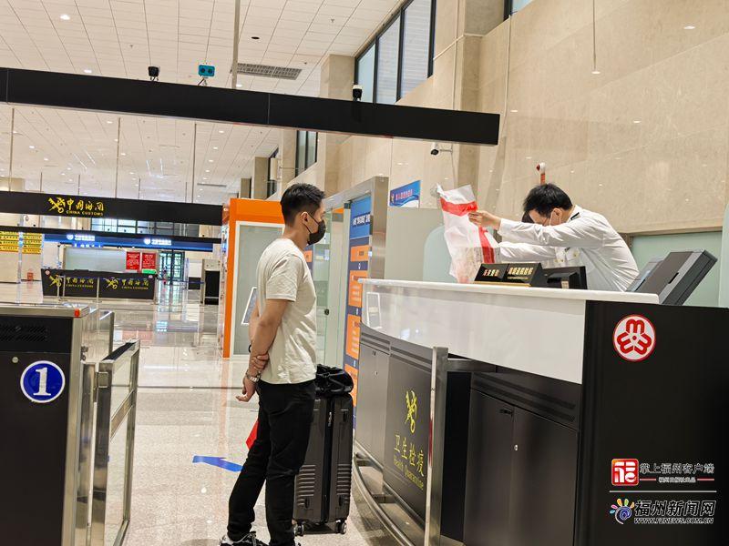 “一单一包一码”更便利 福州关区首单“小三通”口岸离境退税业务落地