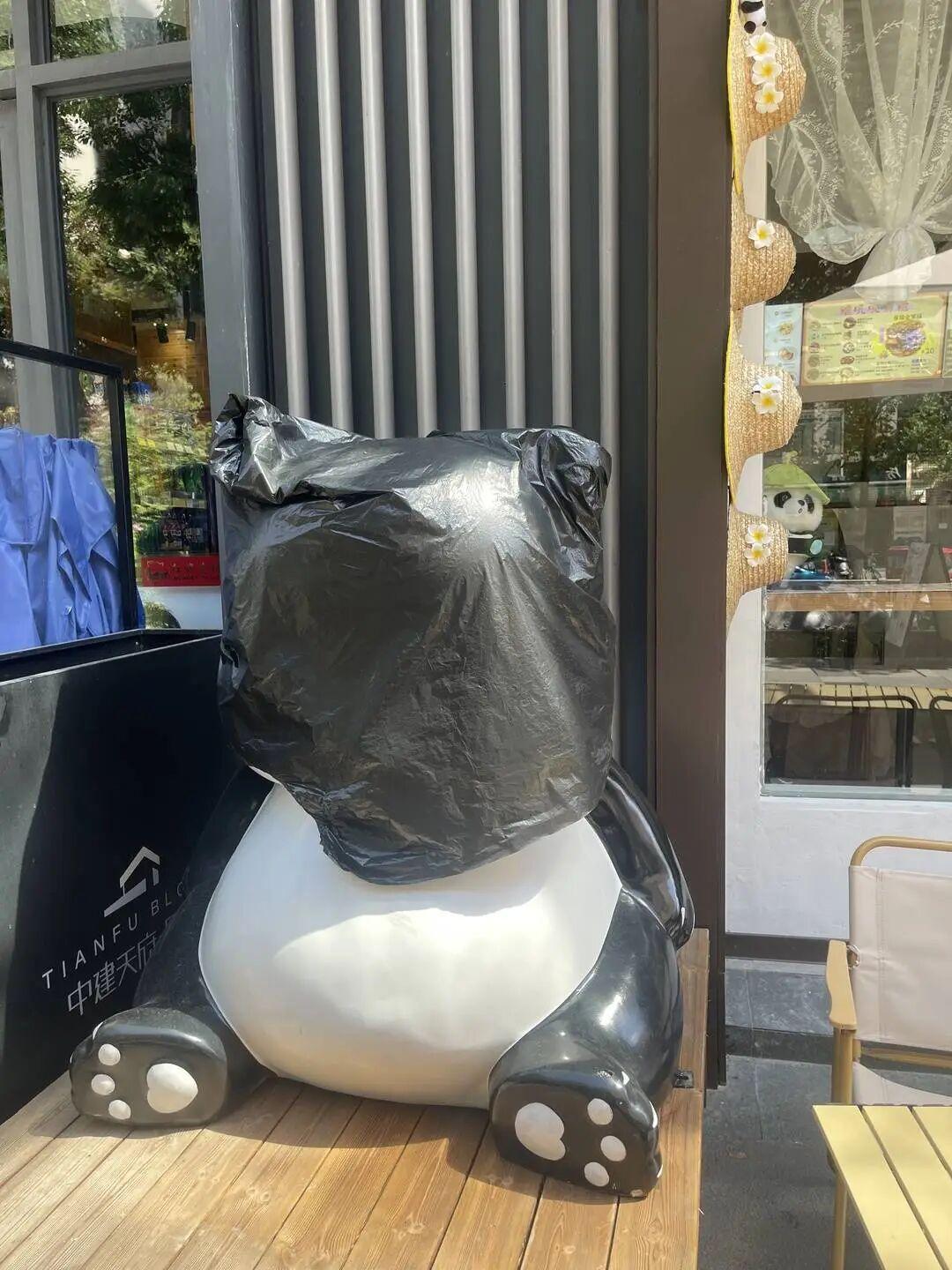 四川一店主花2000元网购熊猫摆件放店门口 被起诉侵权索赔10万元