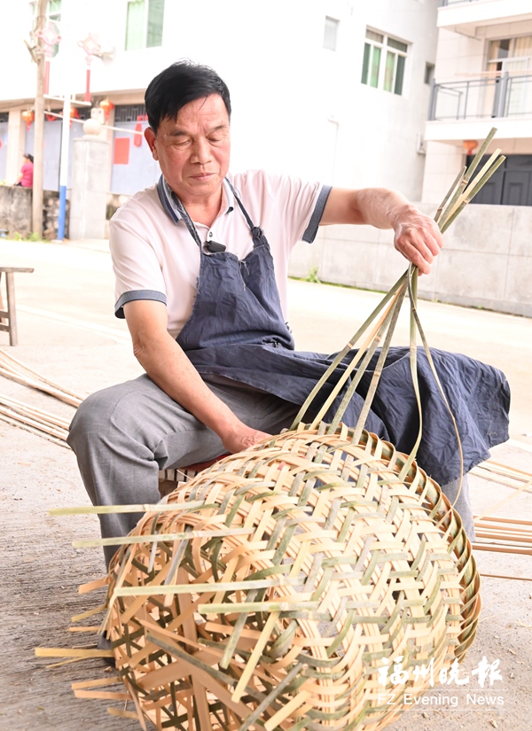 一套动作重复大半辈子 黄武桂:匠心传竹艺 一套动作重复大半辈子 黄武桂:匠心传竹艺