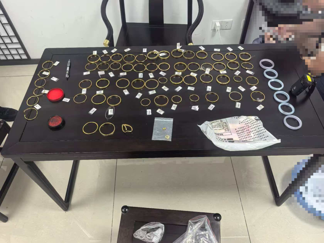 厦门一金店天花板被撬开大洞，81万余元金玉首饰深夜被盗