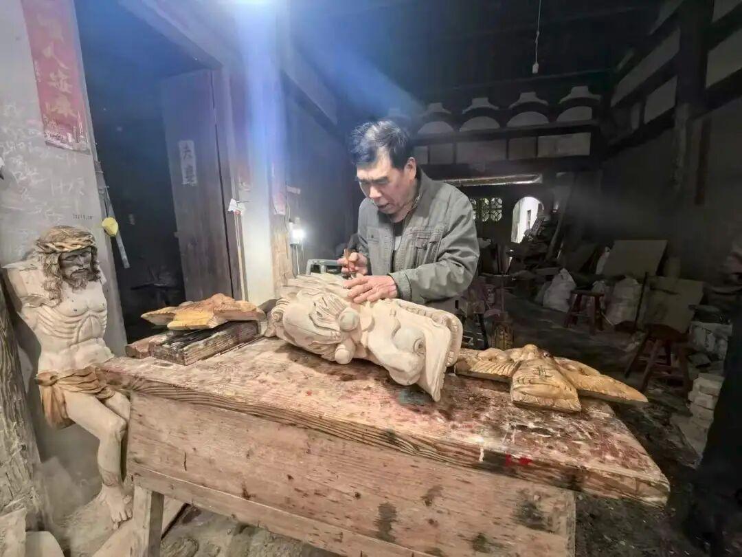 四代传承！长乐老匠人刻出三溪夜赛龙舟“魂”