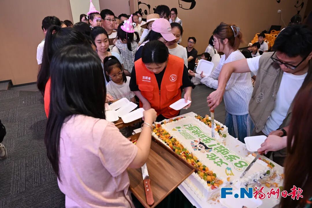 福州大熊猫和小朋友一起过生日啦! 福州大熊猫和小朋友一起过生日啦!