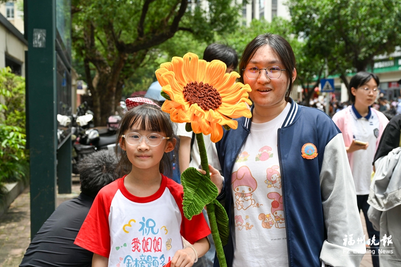 学子奔赴考场 全城花式应援 学子奔赴考场 全城花式应援