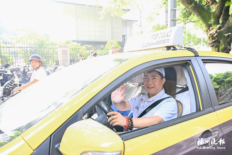 央媒直播聚焦福州爱心送考活动 “高考直通车”送考暖人心 央媒直播聚焦福州爱心送考活动 “高考直通车”送考暖人心