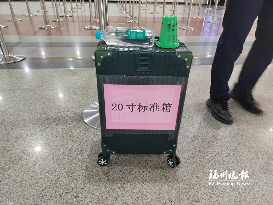 “登机箱”为何被拦在登机口?航空公司:旅客购票应先看行李政策 “登机箱”为何被拦在登机口?航空公司:旅客购票应先看行李政策