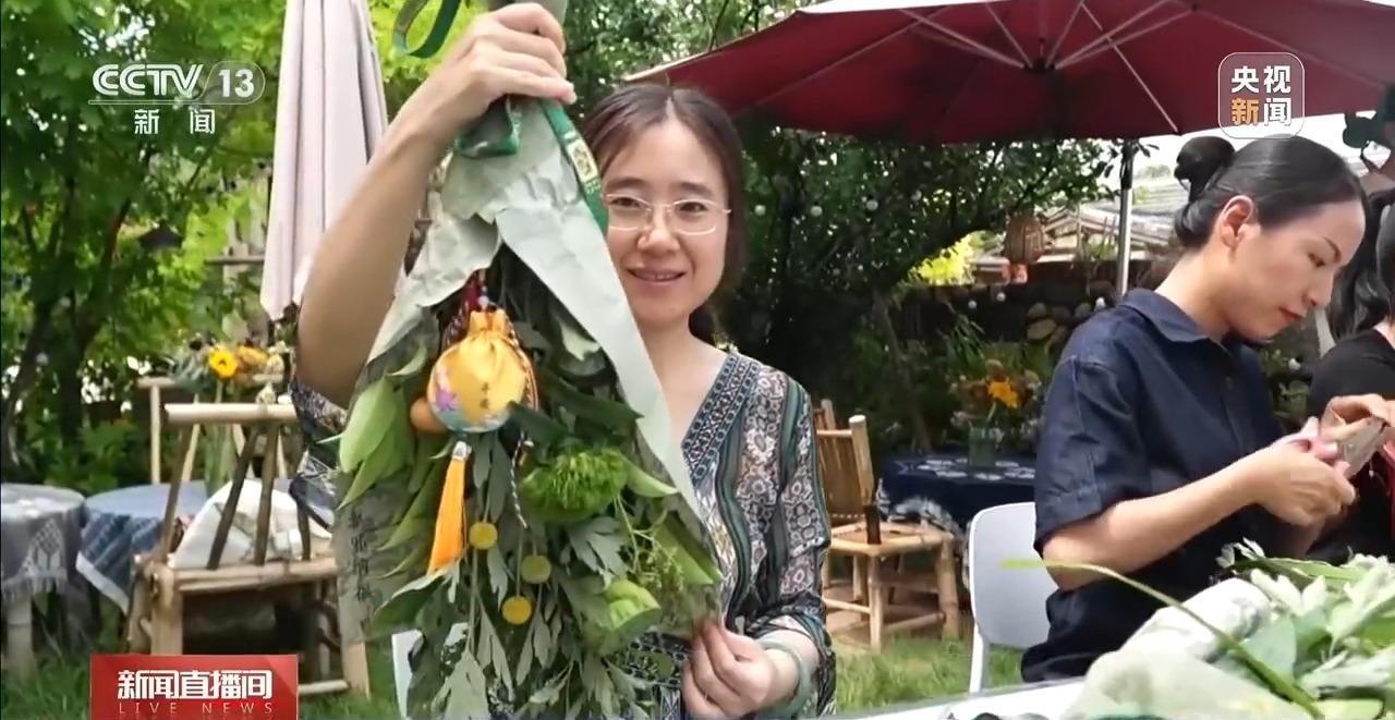 央视网关注福州古厝里的端午新玩法:写午时书、戴“三条簪” 央视网关注福州古厝里的端午新玩法:写午时书、戴“三条簪”