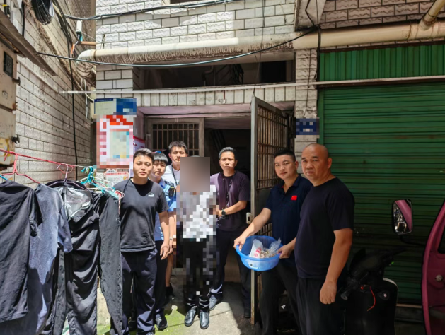 厦门一金店天花板被撬开大洞，81万余元金玉首饰深夜被盗