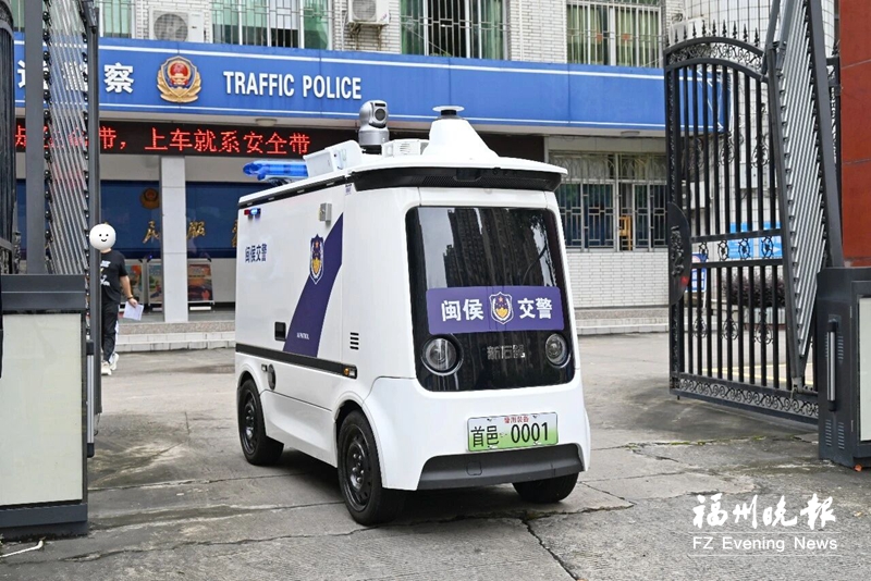 闽侯AI无人安防巡逻车上路“执勤” 闽侯AI无人安防巡逻车上路“执勤”