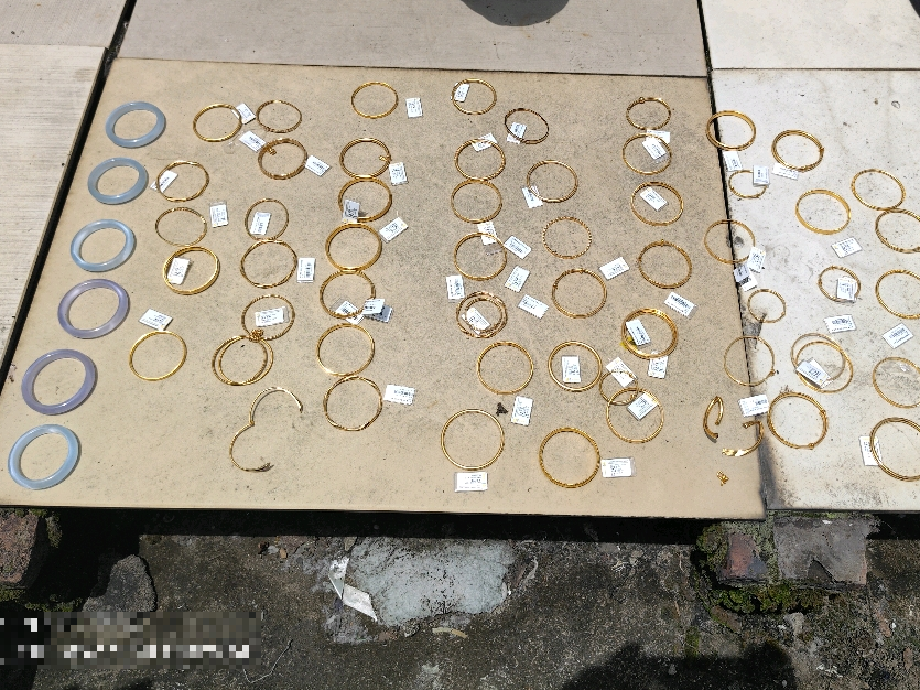 厦门一金店天花板被撬开大洞，81万余元金玉首饰深夜被盗