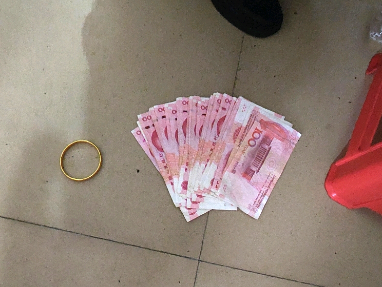厦门一金店天花板被撬开大洞，81万余元金玉首饰深夜被盗