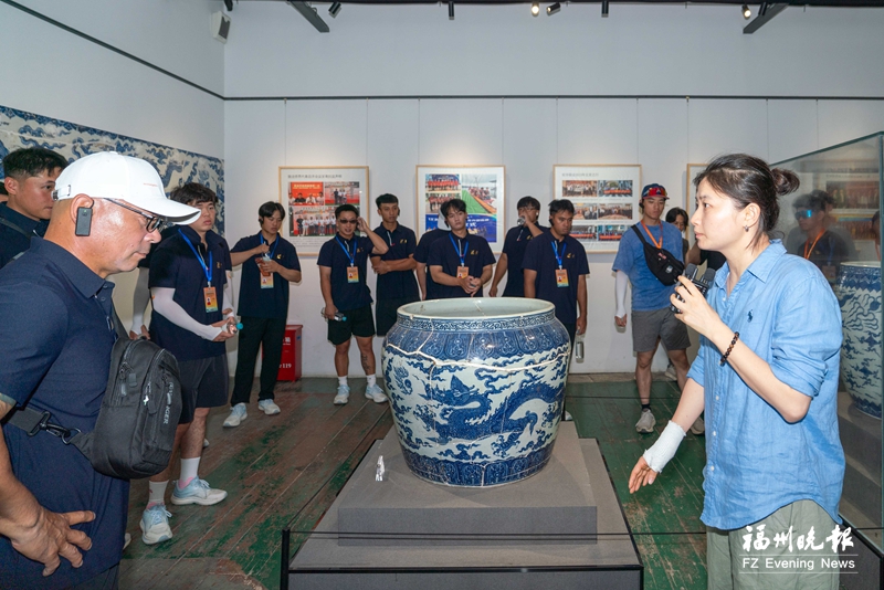 逛街巷、访古厝、赏茶艺 闽港棒球队队员共品闽都文化