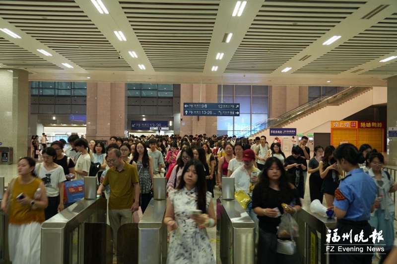 夜间“歌迷专列”温馨护航返程路 夜间“歌迷专列”温馨护航返程路