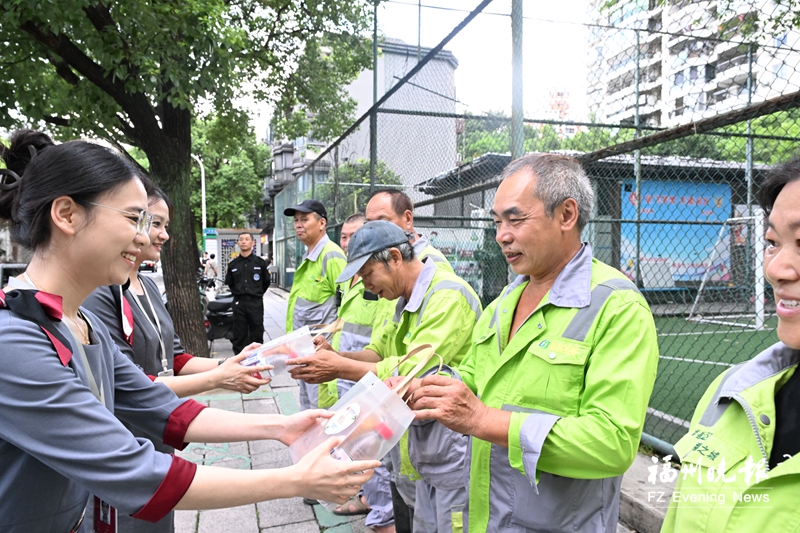东百中心加入“爱心茶摊”公益行动 为户外劳动者送上解暑物资 东百中心加入“爱心茶摊”公益行动 为户外劳动者送上解暑物资