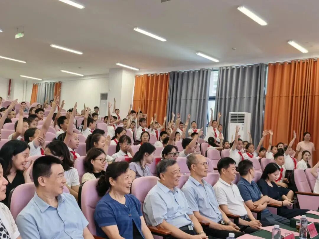 银青共叙家国情！“老少同声颂党恩 携手奋进新征程”关工委走进鼓山新区学校
