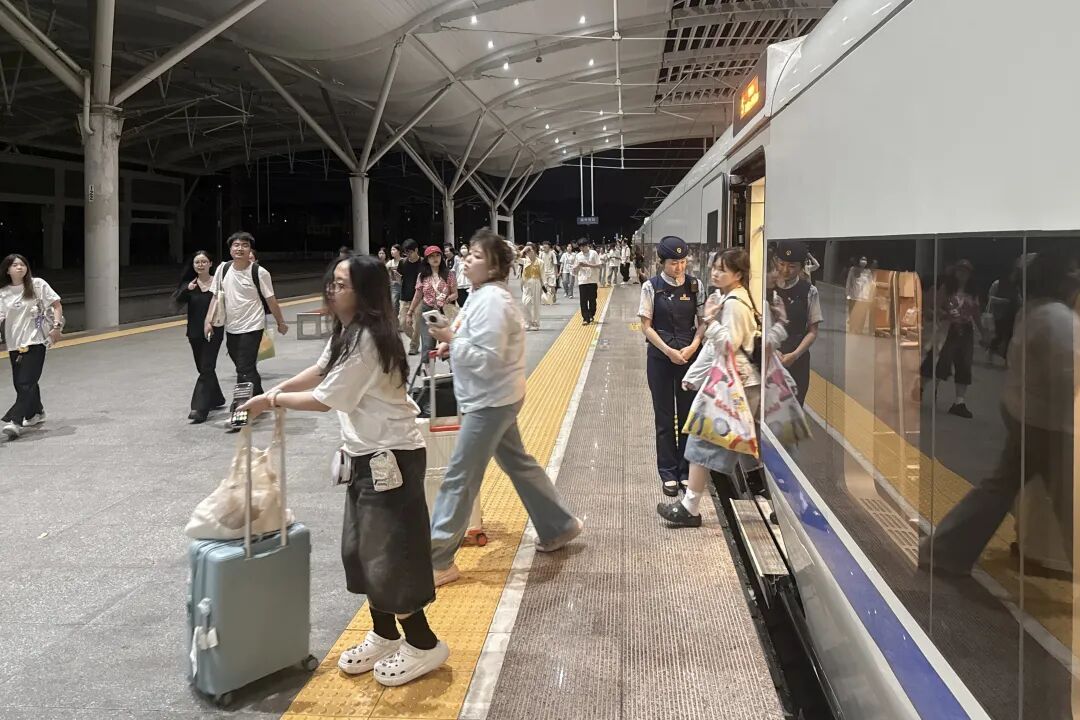 D9884次列车,深夜加开! D9884次列车,深夜加开!