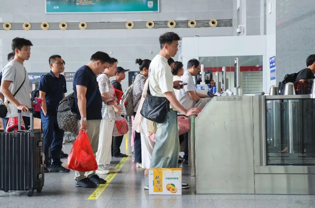 安检仪里滚出一排“大圆球”? 安检仪里滚出一排“大圆球”?