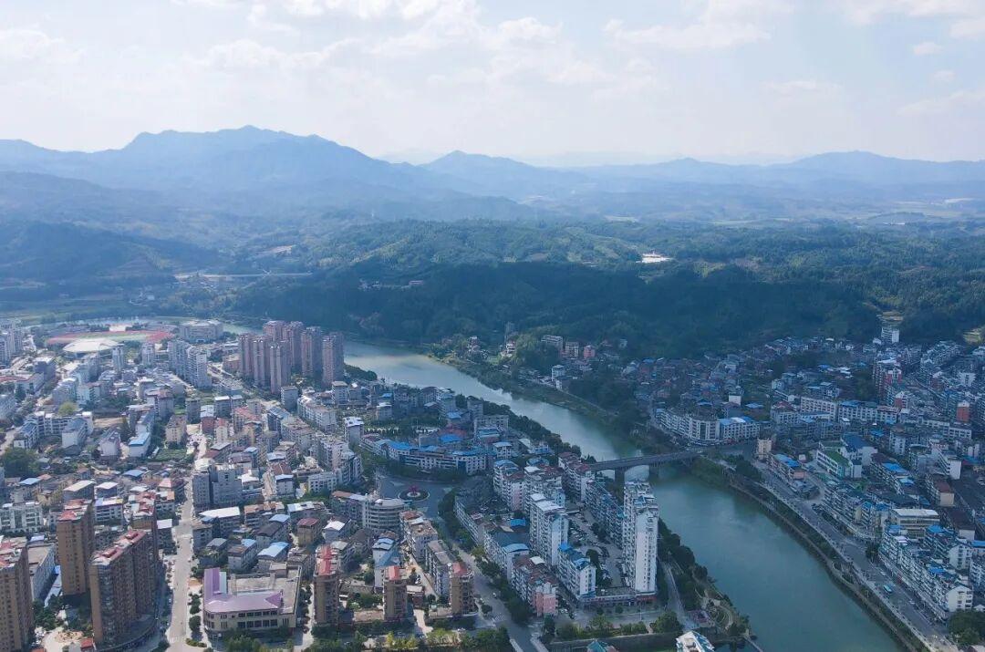 安检仪里滚出一排“大圆球”? 安检仪里滚出一排“大圆球”?