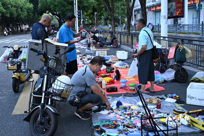 夜探榕城“鬼市” 夜探榕城“鬼市”