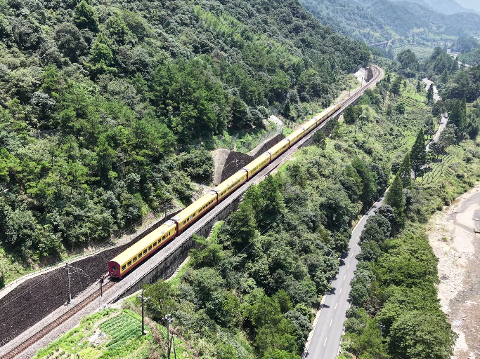 新华网关注“武夷山国家公园”主题观光列车:能露营的火车上线了 新华网关注“武夷山国家公园”主题观光列车:能露营的火车上线了