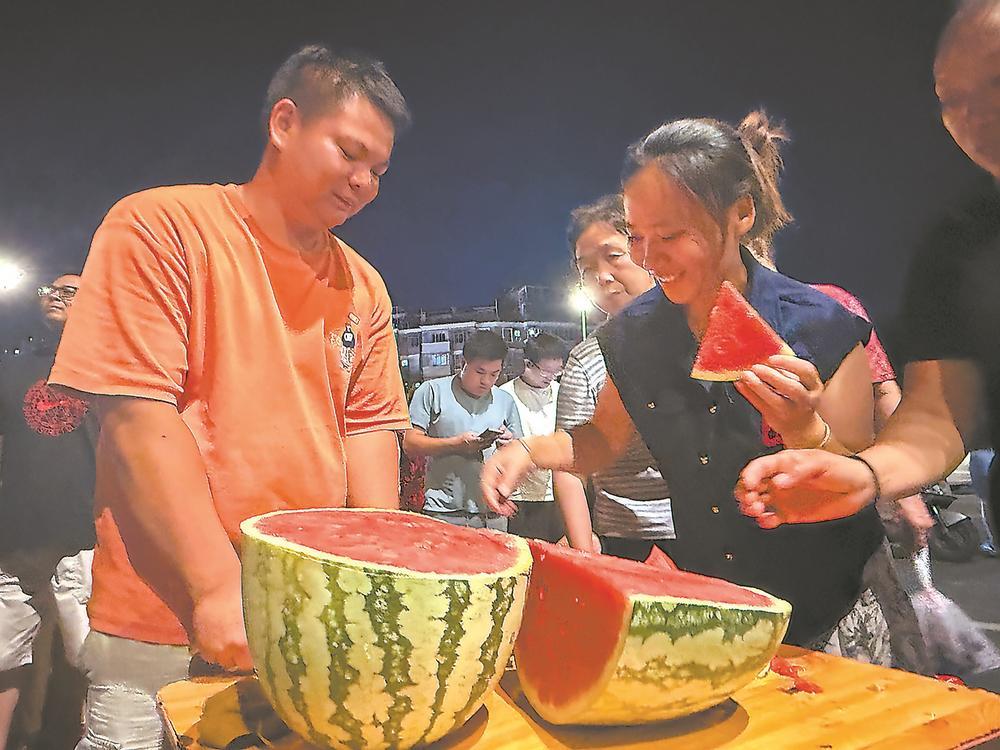 卖水果小哥吴夺红千里助农 榕城市民接力买下70多万斤河南滞销西瓜