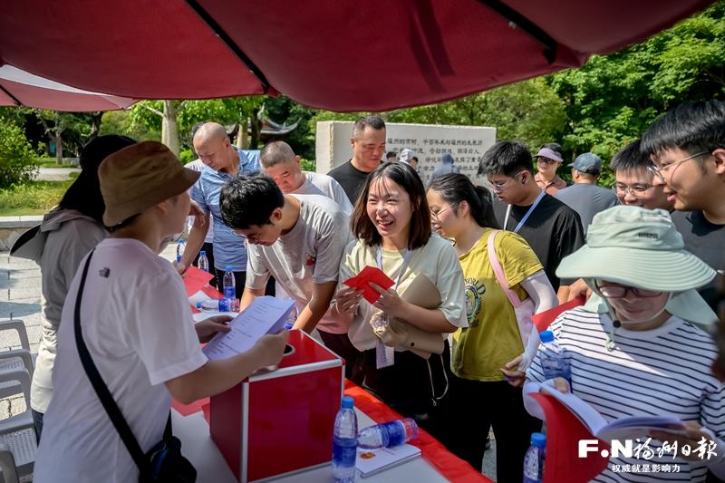 “水边的发布会”吸引市民踊跃学法 福州市城市内河管理新法规15日起实施