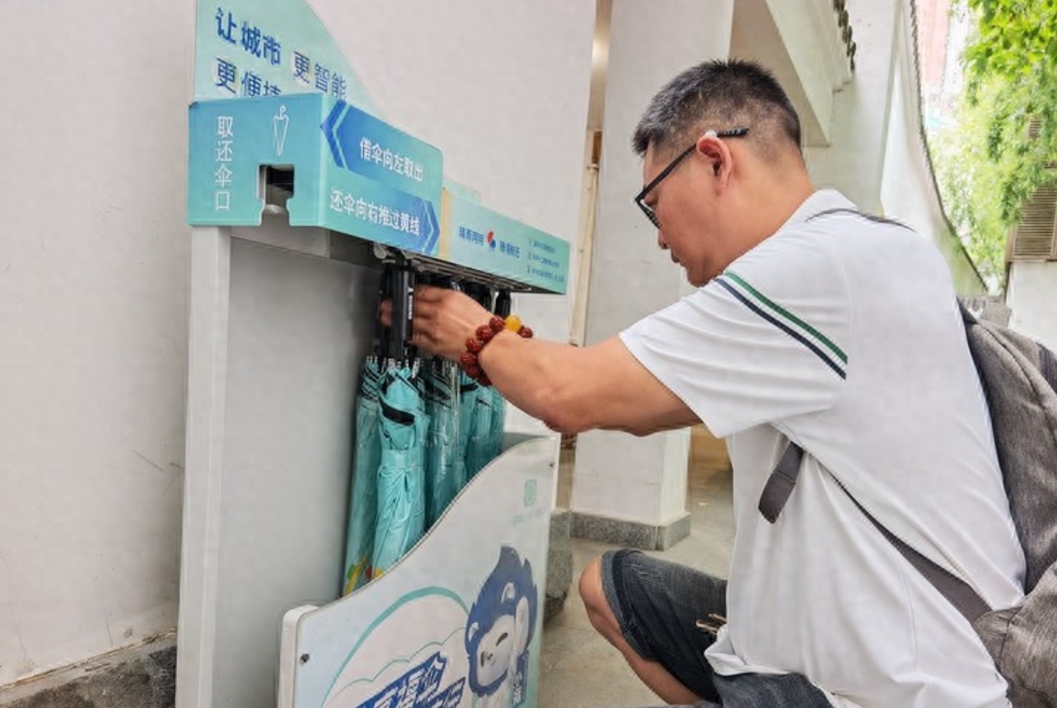 一把共享晴雨伞 温暖一城出行路 一把共享晴雨伞 温暖一城出行路