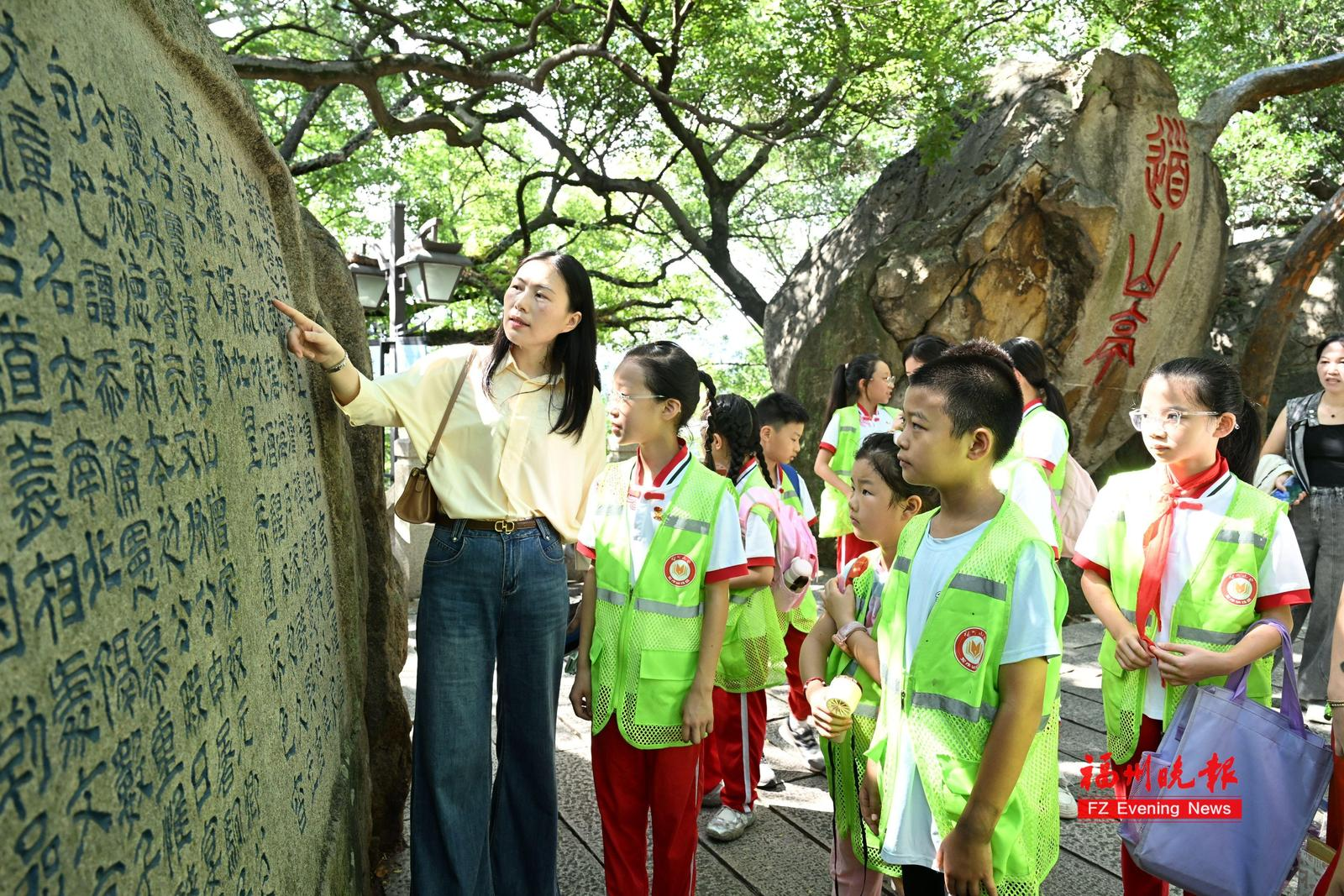 福州晚报写作训练营领略乌山摩崖石刻书法之美 福州晚报写作训练营领略乌山摩崖石刻书法之美