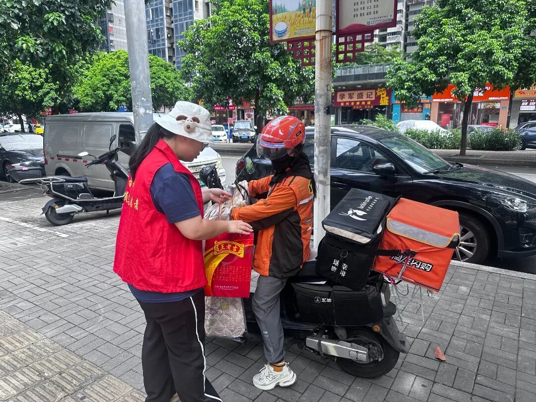 文明实践在晋安|高温送清凉,关爱烈日下最可爱的人 文明实践在晋安|高温送清凉,关爱烈日下最可爱的人