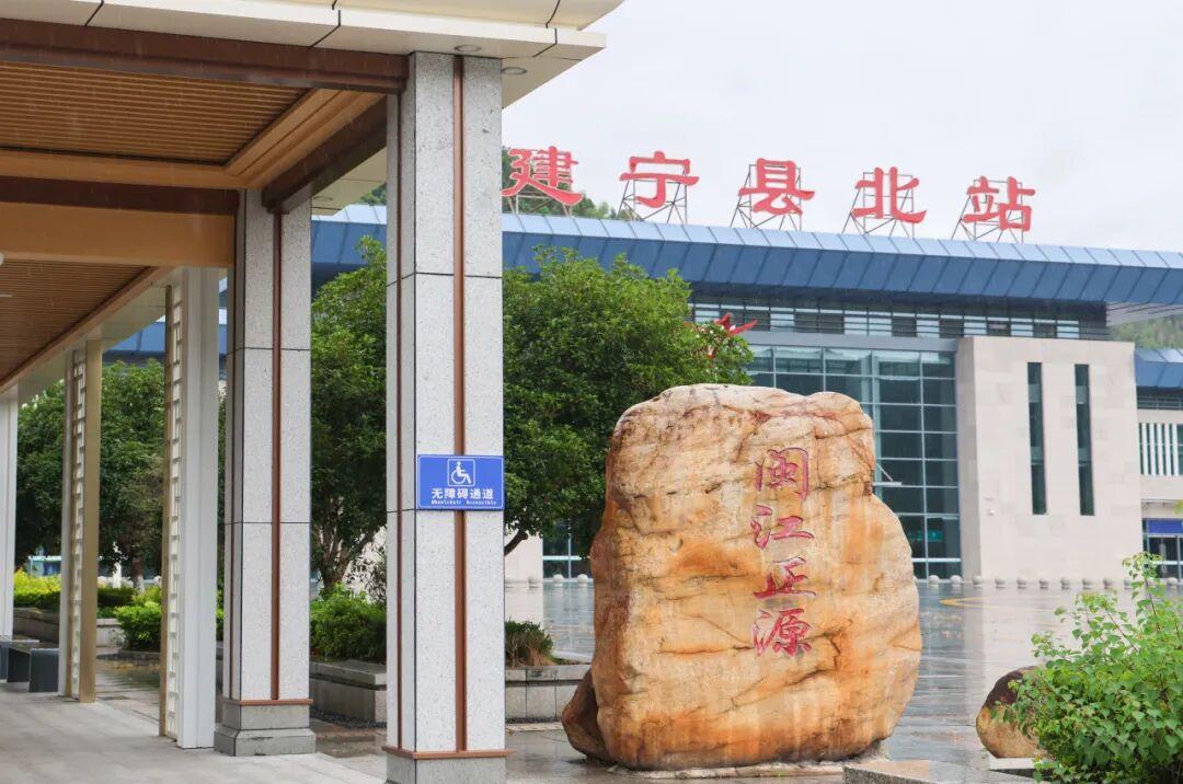 安检仪里滚出一排“大圆球”? 安检仪里滚出一排“大圆球”?