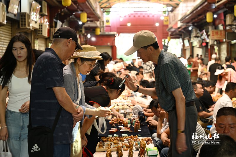 夜探榕城“鬼市” 夜探榕城“鬼市”