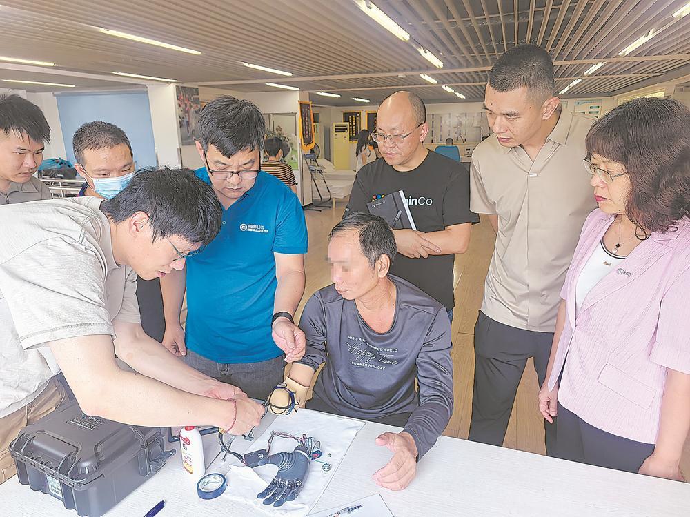 福建首批智能仿生假肢在榕装配