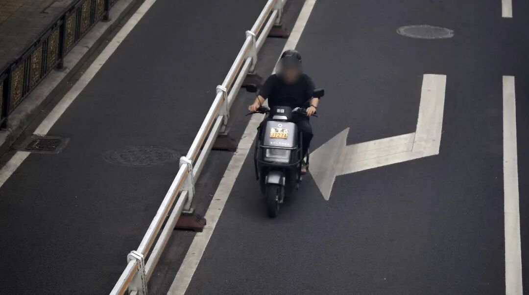 曝光!福州这些电动自行车骑上机动车道被抓拍! 曝光!福州这些电动自行车骑上机动车道被抓拍!