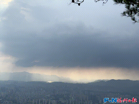 太魔幻了！冰雹、晚霞、暴雨“结界”……这都是今天下午的福州！